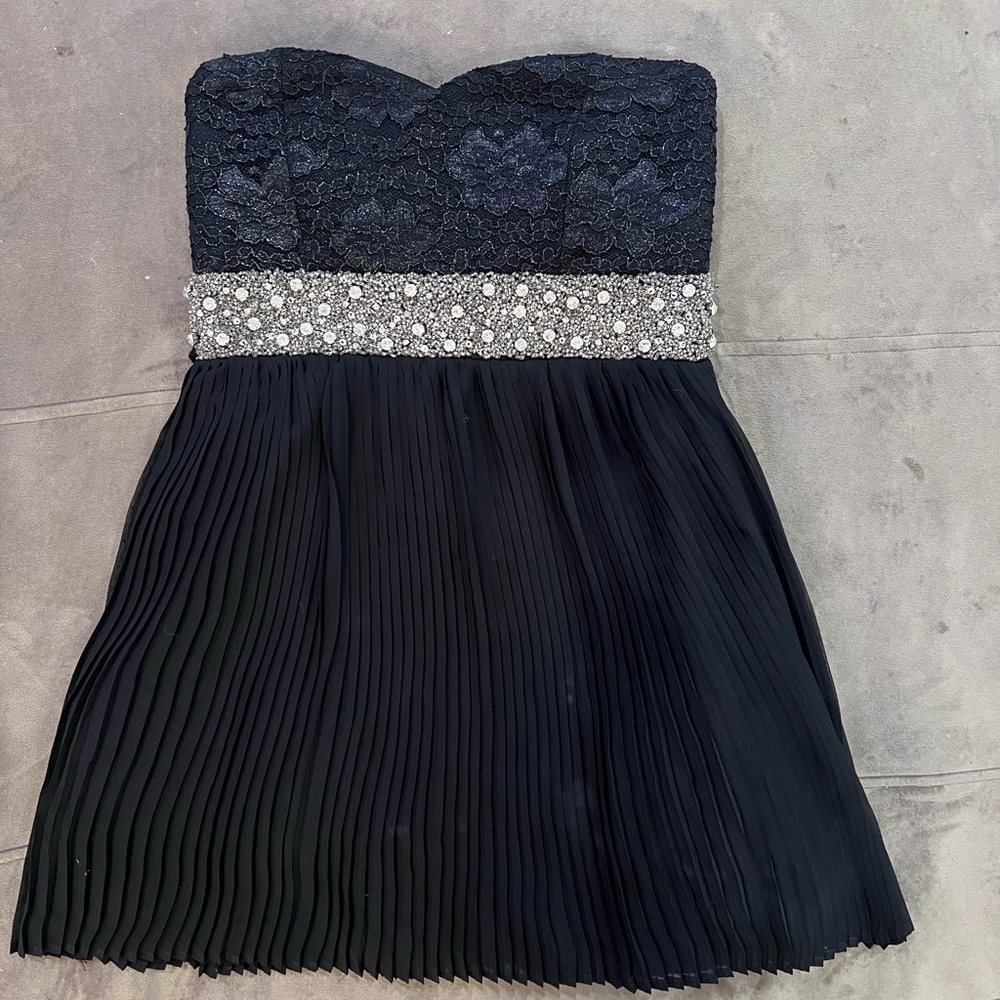 Amazing strapless dress size 1. Perfect for New Years !!!!!black and silver